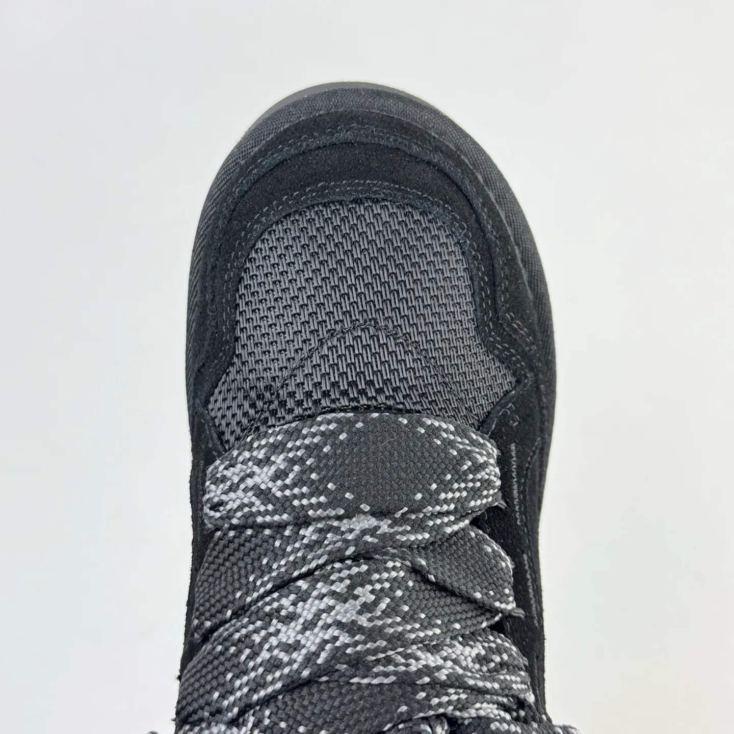 Local 💰600 OEM grade 4032 Mel series, top workmanship, super stable version ✔️ Good looks and texture, suede leather + low-key logo show retro, classic two-color shoelaces can be worn as two shoes ✔️ So comfortable that you want to weld your feet, ultra-light material + 5cm thick sole, increase height without tiring the feet, wool insoles are warm and breathable, no pressure for commuting and shopping all day long ✔️ I love the details: wide shoelaces for photos. Sizes 34-45 are suitable for various foot types. Slight stains can be wiped clean with a damp cloth. The loose feeling in early autumn is all due to it. Close your eyes and avoid stepping on thunder! 👟